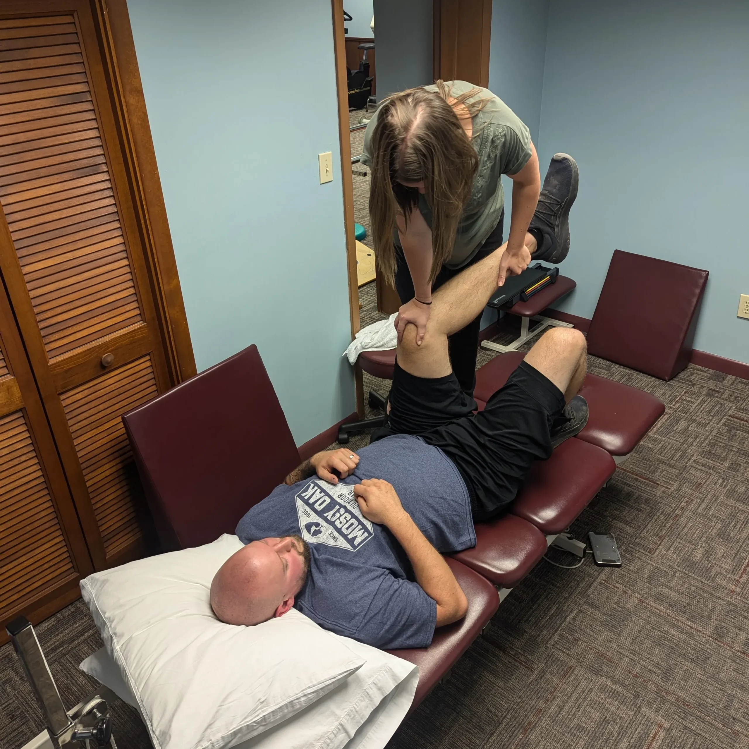 physical therapist treating knee arthritis at Albanese Physical Therapy